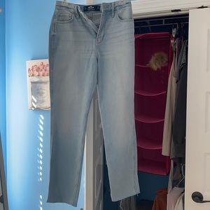 Hollister Ultra High-Rise Mom Jean